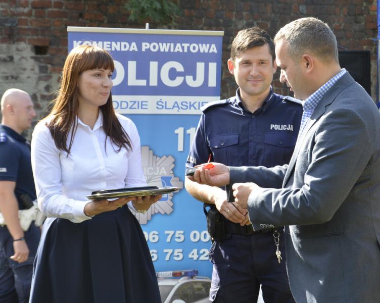 Przekazanie samochodu średzkiej policji