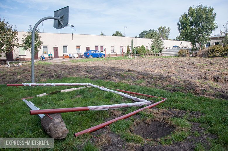 Na ulicy Lipowej powstaje boisko
