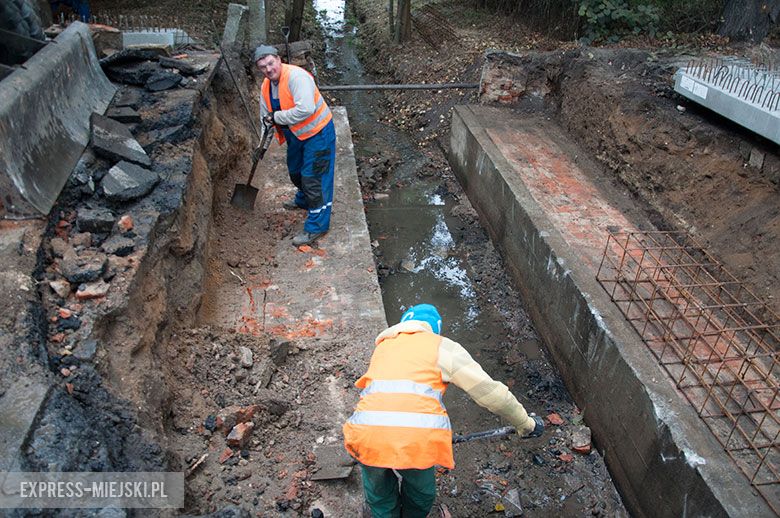 Zawalił się mostek. Droga będzie przejezdna dopiero przed Wszystkimi Świętymi