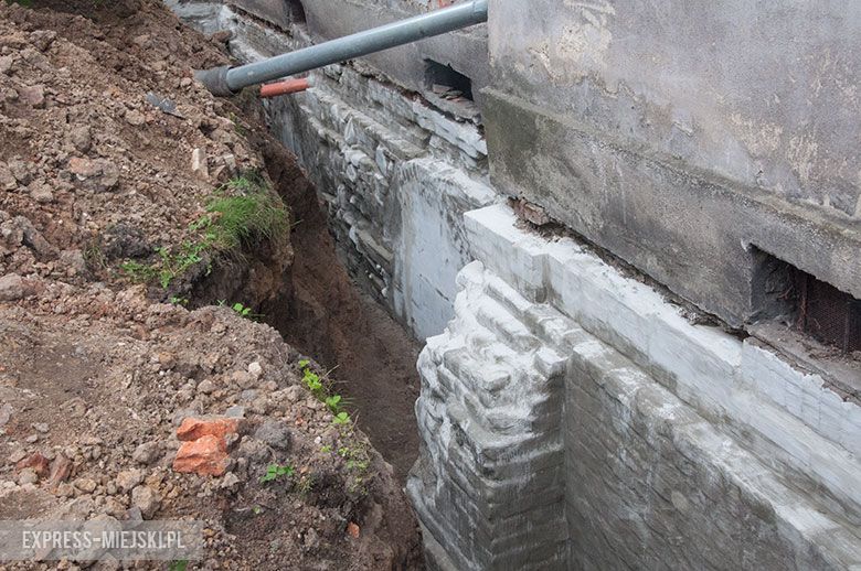 Zabezpieczone fundamenty budynku. Dawniej znajdował się tu klasztor
