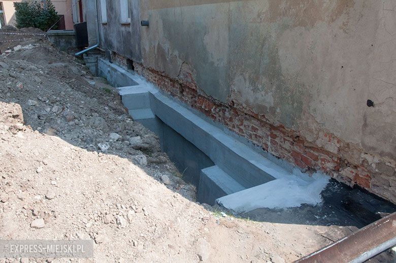 Zabezpieczone fundamenty budynku. Dawniej znajdował się tu klasztor