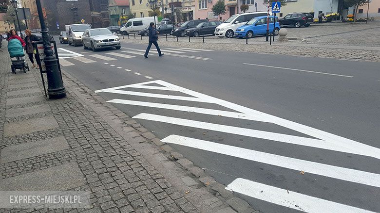 Dopiero pod koniec października domalowano ukośne linie w miejscach, gdzie samochody nie powinny się zatrzymywać. Do tej pory linia ciągła nikogo nie zniechęcała do zostawiania przy niej pojazdu