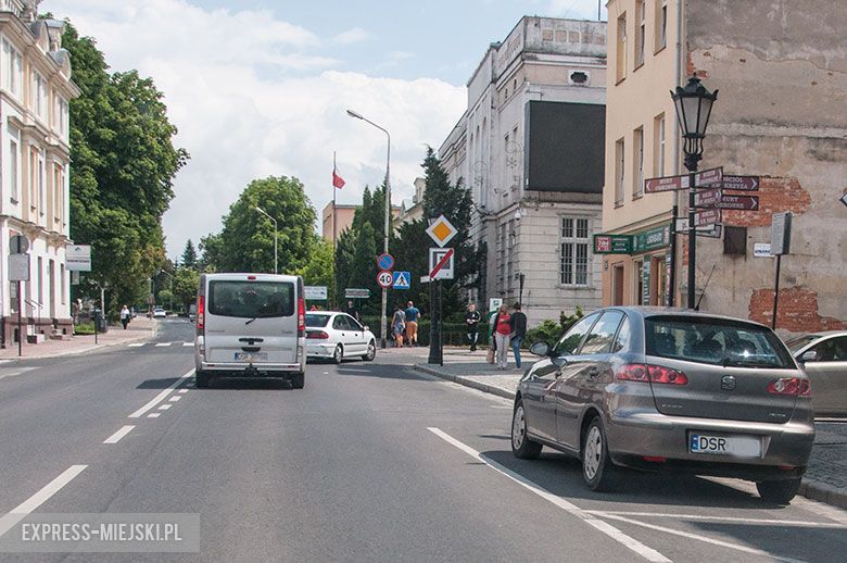 Dopiero pod koniec października domalowano ukośne linie w miejscach, gdzie samochody nie powinny się zatrzymywać. Do tej pory linia ciągła nikogo nie zniechęcała do zostawiania przy niej pojazdu