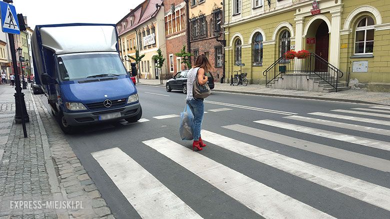Dopóki nie wprowadzono ograniczenia samochody skutecznie ograniczały widoczność