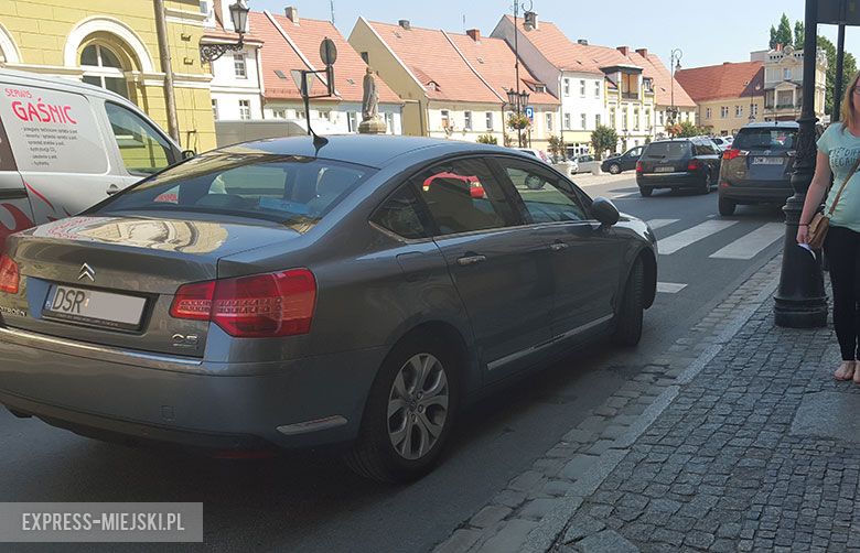 Dopiero pod koniec października domalowano ukośne linie w miejscach, gdzie samochody nie powinny się zatrzymywać. Do tej pory linia ciągła nikogo nie zniechęcała do zostawiania przy niej pojazdu