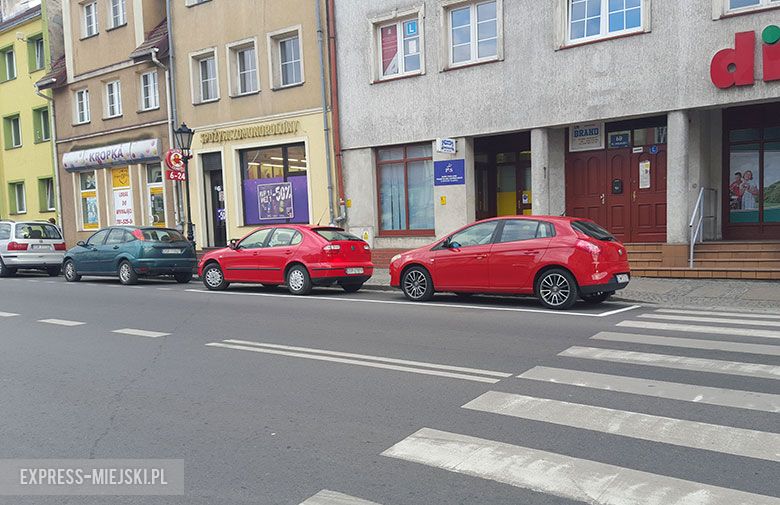 Dopiero pod koniec października domalowano ukośne linie w miejscach, gdzie samochody nie powinny się zatrzymywać. Do tej pory linia ciągła nikogo nie zniechęcała do zostawiania przy niej pojazdu