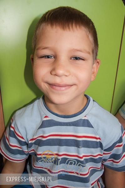 Kacper: Zapalałem wczoraj znicze na cmentarzu w Środzie Śląskiej za mojego pradziadka i za moją prababcię. Paliłem jeszcze znicze pod krzyżem na cmentarzu w Ciechowie. Na cmentarzu spotkałem babcię i dziadka. 