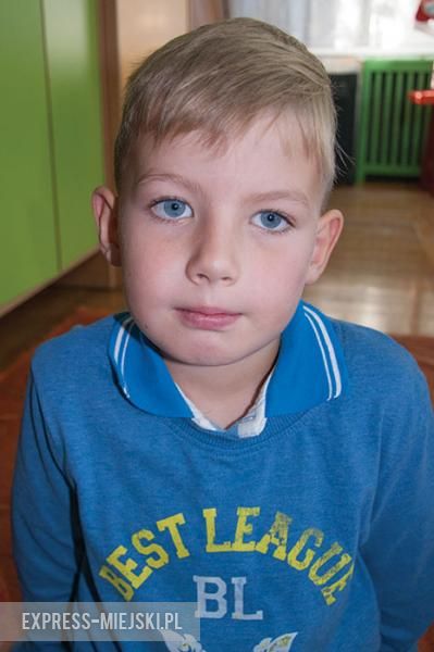 Mateusz: Byłem wczoraj we Wrocławiu zapalić znicze za rodzinę. Tego dnia zawsze odwiedzam rodzinę we Wrocławiu i w Środzie. Razem z przedszkolem byliśmy też na cmentarzu w Środzie na grobie żołnierzy i paliliśmy znicze pod krzyżem.  Pani Ewa i Beatka pokazały nam też groby sióstr zakonnych i księży.