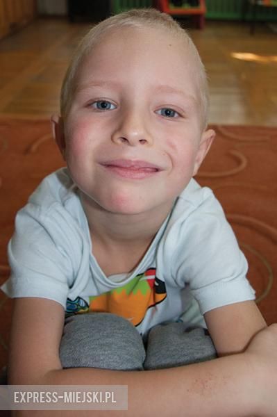 Tomek: Byłem wczoraj na cmentarzu gdzieś , ale nie pamiętam gdzie i paliłem znicz za dziadka, babcię i drugiego dziadka, i drugą babcię. 