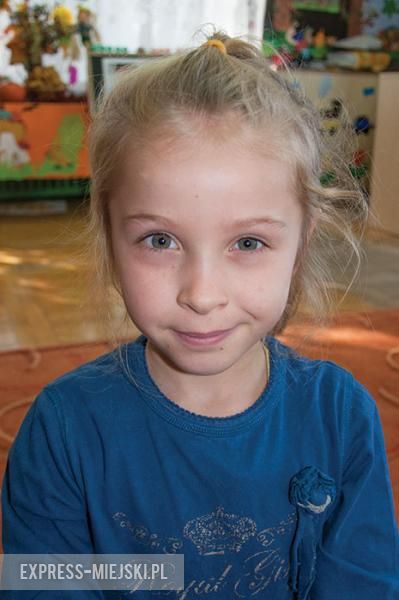 Karolina: Byłam wczoraj na cmentarzu z babcią, mamą, wujkiem, Tysiem i Sławkiem. Ale nie paliłam zniczy, tylko babcia.