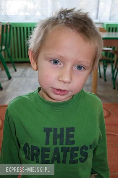 Karol: Wczoraj modliłem się na cmentarzu w Środzie. Mój dziadek Michał zmarł i przynoszę mu znicze i je zapalam. To był spokojny dzień i bardzo chciałbym, żeby mój dziadek tu był.
