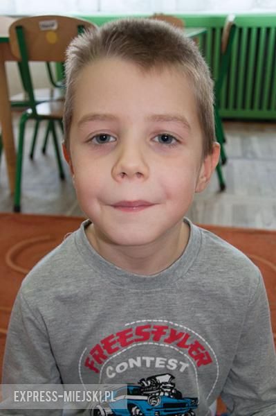 Kuba: Paliłem wczoraj znicze na cmentarzu we Wrocławiu i modliłem się za mojego dziadka, za wujka i babcię. I modliłem się jeszcze za mojego tatę, bo zmarł.  We Wrocławiu spotkałem wujka, babcię, dziadka i jeszcze dwie ciocie. 