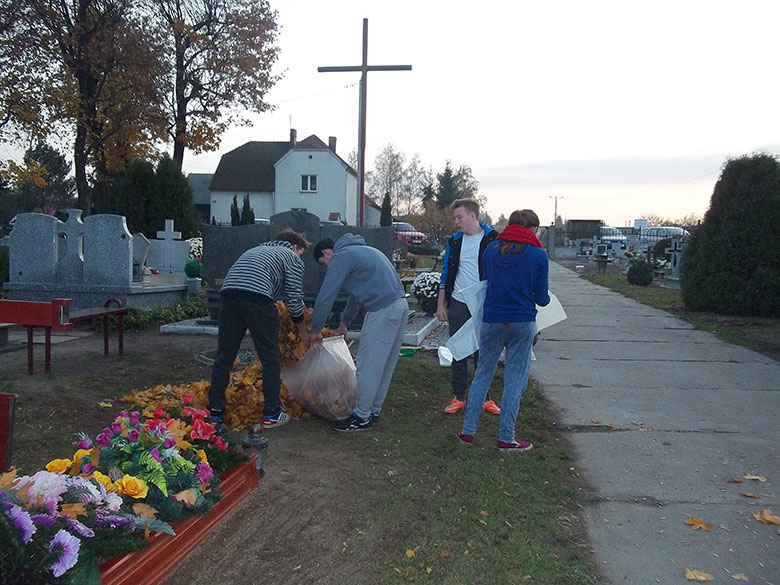 Sprzątanie cmentarza