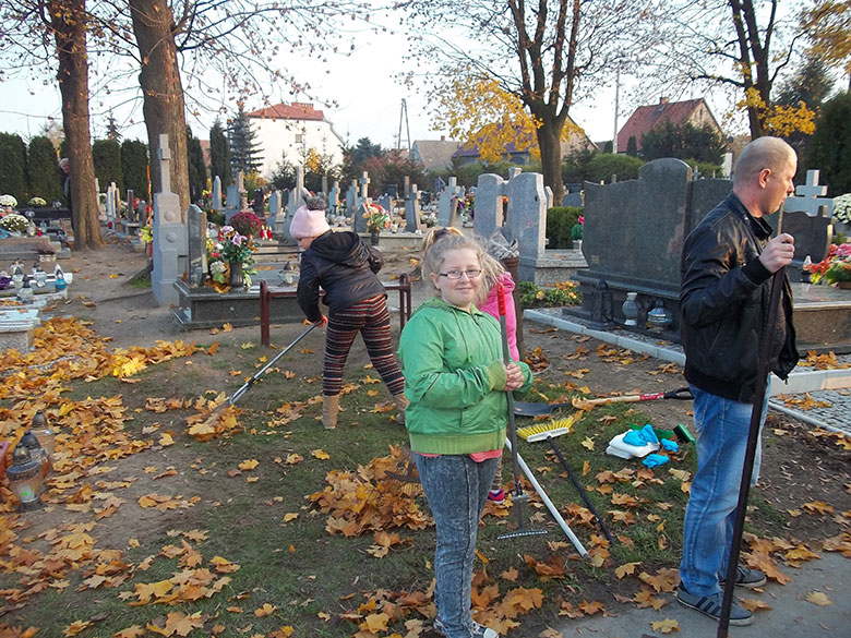 Sprzątanie cmentarza