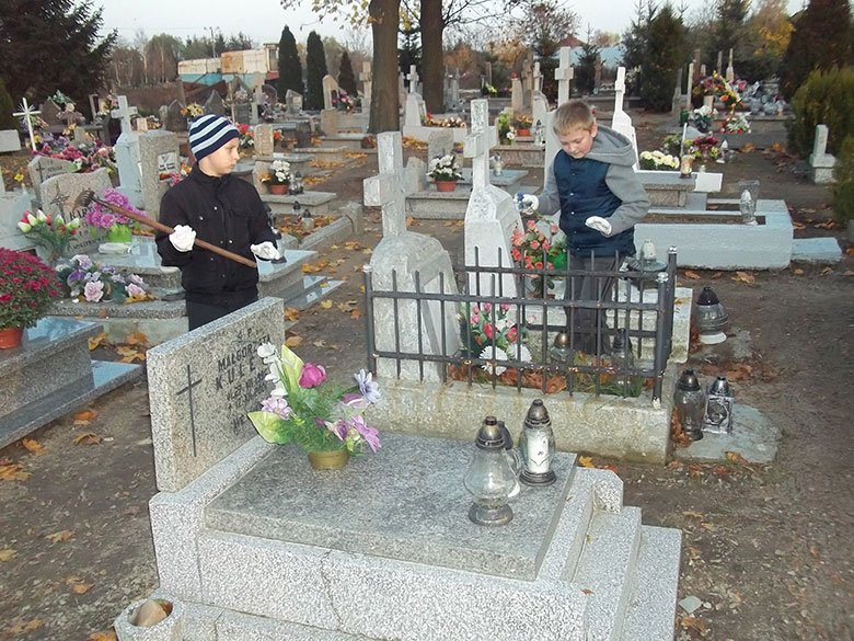 Sprzątanie cmentarza