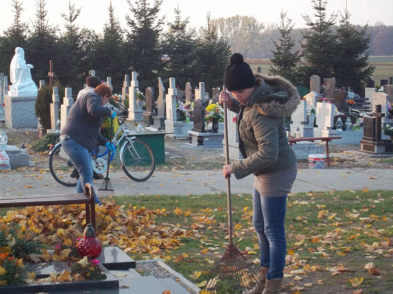 Sprzątanie cmentarza
