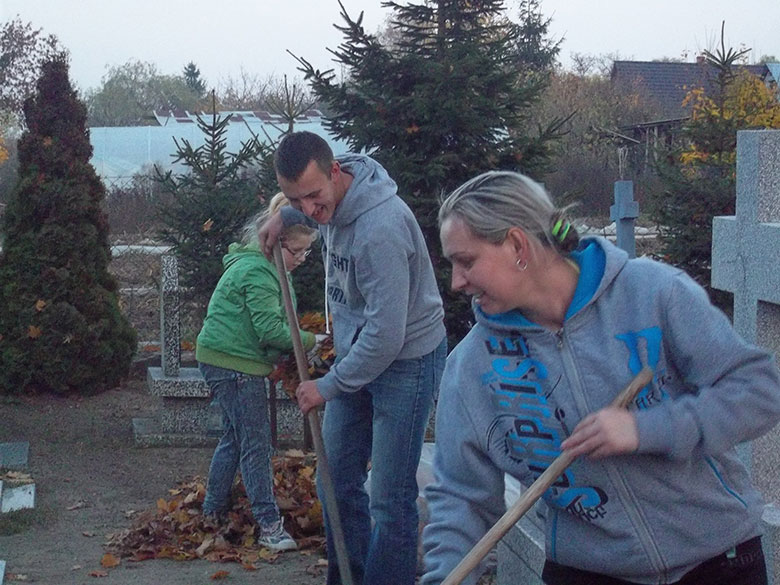 Sprzątanie cmentarza
