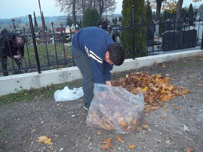 Sprzątanie cmentarza