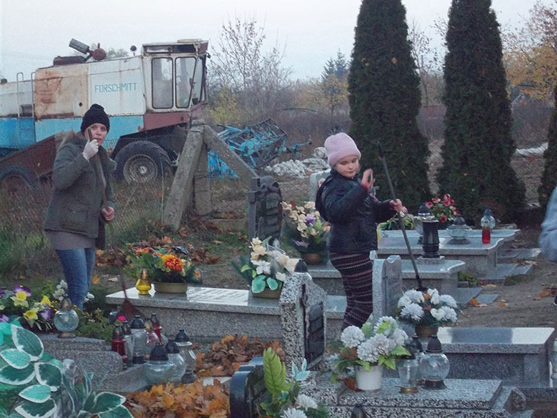 Sprzątanie cmentarza