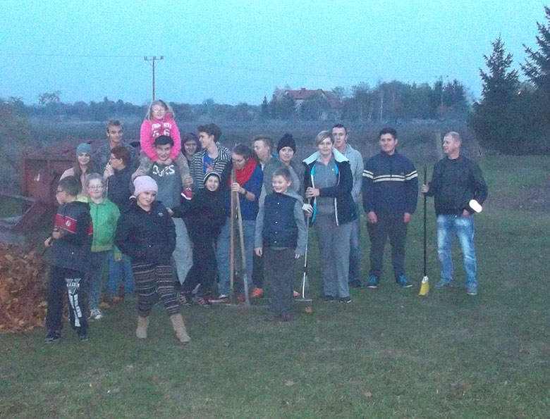 Sprzątanie cmentarza