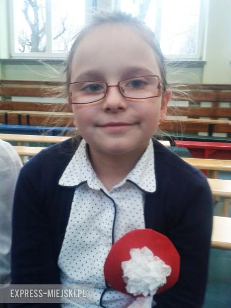 Hania, klasa 2c: Święto Niepodległości obchodzimy 11 listopada. Jest to dla nas czas szczególnej refleksji. W tym roku zapaliliśmy też znicze na grobach nieznanych żołnierzy. Tego dnia modlimy się za tych, którzy walczyli o naszą ojczyznę.