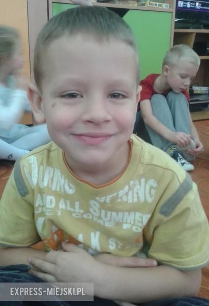 Jasiu: Lubię jeść suche bułki, lubię jeść frytki, jabłka i gruszki. Lubię też pierogi. Najbardziej na świecie lubię kopytka. W przedszkolu jem suche bułki, kopytka i placki ziemniaczane, ale najlepsze na świecie placki robi mój tato, Marcin. Nie lubię warzyw, bananów i zup.