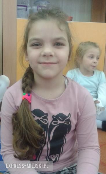 Malwina: Lubię wszystko, tylko nie lubię czekolady, bo od czekolady bolą mnie zęby. Ostatnio bolały mnie aż dwa zęby jak zjadłam czekoladę. Lubię banany, kanapki i lubię jeszcze jeść orzechy. Uwielbiam też jeść mandarynki i jeszcze ryby.