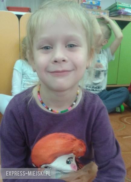 Helena: Zdrowa żywność oznacza, że trzeba się zdrowo odżywiać . Lubię jabłka, ale nie lubię słodyczy, bo słodycze są niezdrowe i jest w nich za dużo cukru. Uwielbiam galaretkę o smaku cytrynowym i wiśniowym. Nie lubię pomidorów i ogórków, tylko ziemniaki. Byliśmy z rodzicami na warsztatach i tam uczyliśmy się, jakie rzeczy są zdrowe, a jakie niezdrowe. Cola jest niezdrowa, bo zawiera dużo cukru. 