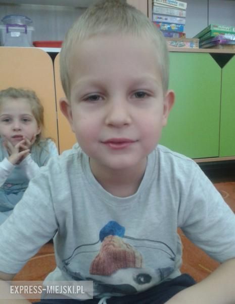 Filip: Nie lubię gorzkiej czekolady i gorzkiej herbaty. Jeszcze nie lubię sałaty i małych zielonych kuleczek – brukselek. Najbardziej lubię kotlety, ziemniaki. Często proszę tatę o racuchy, bo robi najlepsze na świecie. Mama gotuje pyszne ziemniaczki z koperkiem. W przedszkolu lubię najbardziej pomidorową i rosół.