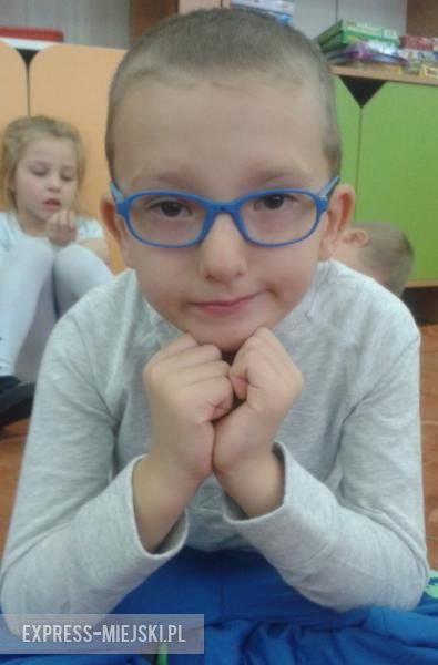 Szymon: Lubię herbatkę z miodem i wszystkie cukierki, ale słodycze nie są zdrowe. Nie lubię bananów, ale lubię ziemniaki. Najbardziej smakuje mi barszcz, który robi moja mama, ale bez fasolki. 