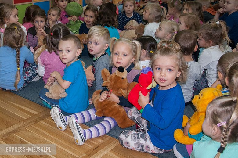 Dzieci uważnie słuchały ciekawych opowieści pani Oli, wychowawczyni grupy Krasnoludków.