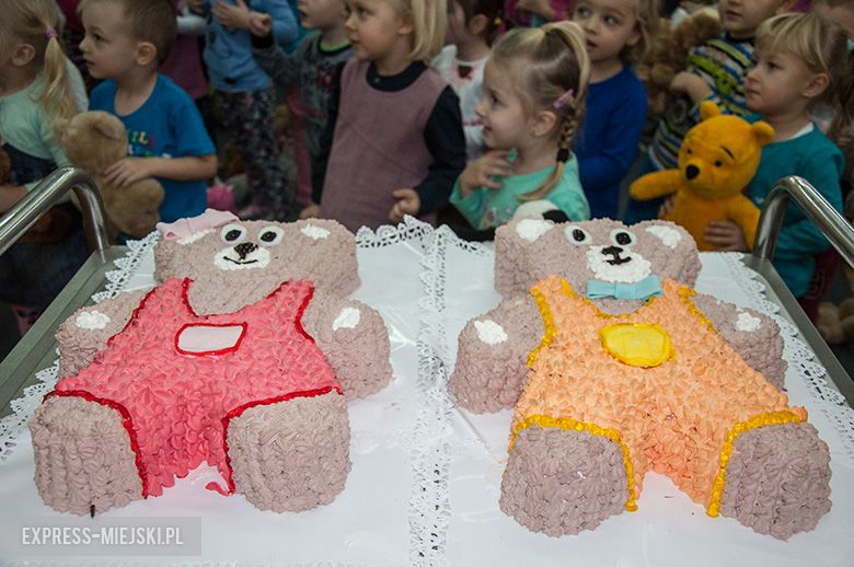 torty w kształcie misia podarowane przedszkolakom przez Jerzego Szostaka, właściciela piekarni Rogalik