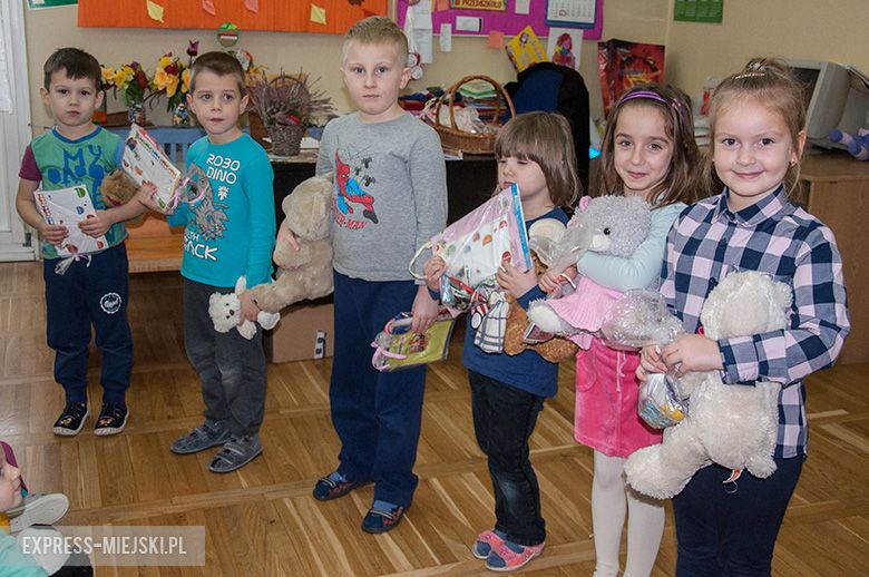 Zwycięzcy i wyróżnieni z grup starszych w konkursie na najładniejszy rysunek misia 