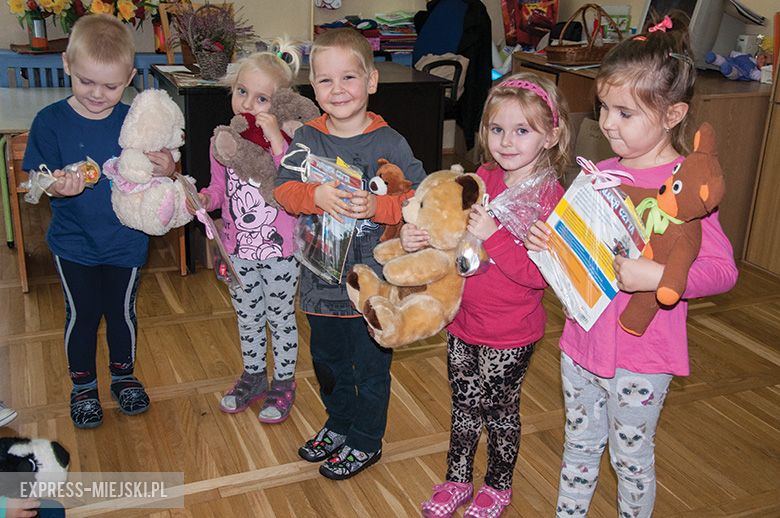 Zwycięzcy i wyróżnieni z grup młodszych w konkursie na najładniejszy rysunek misia 