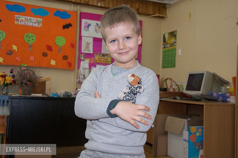 Antoś: Mój miś miał wypadek. To chyba nawet widać, bo ma kiepsko przyszyty nos, więc mu się rusza, ale to nic. Ogólnie jest zdrowy, piękny i ładny. Dostałem go od pani w sklepie. Najbardziej lubię z nim zostawać sam w moim pokoju i patrzę na tą szarugę, i pogodę taką nieładną. I tak z nim patrzę i trochę się nudzę.