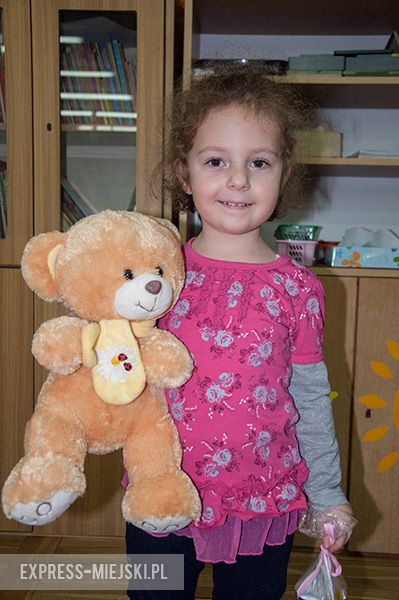 Wyróżnienie w grupie młodszych dzieci w konkursie na najładniejszy rysunek misia.