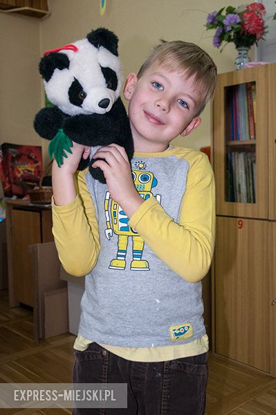 Mateusz: Mój miś jest bardzo ładny, ale jeszcze nie ma nazwy. Dostałem go od mamy. Lubię z nim spać i przytulać go.