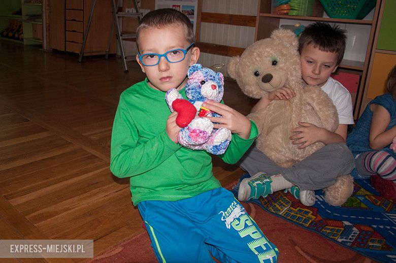 Szymon: Mój miś nazywa się przyjaciel. Lubię go przytulać i lubię się z nim bawić.