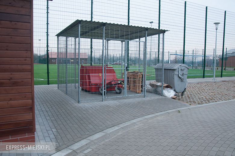 Aby zachować okres gwarancyjny murawy na boisku, koniecznym był zakup maszyny do jej pielęgnacji