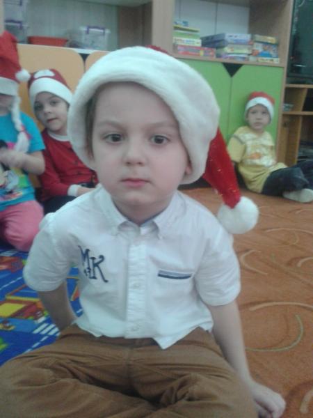 Kacper: Święty Mikołaj ma wielką białą brodę i biało-czerwony strój. Przyjeżdża do nas na święta saniami i przywozi prezenty. Ja dostałem samochód.