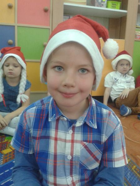 Mateusz: Święty Mikołaj przyjechał saniami z Bieguna Północnego. Sanie ciągną renifery i Mikołaj rozwozi wszystkim dzieciom prezenty. Napisałem list do Świętego Mikołaja i chciałem dostać Hulka z ciastoliny. I Mikołaj mi go przyniósł.