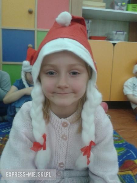 Ula: Mikołaj ma białą brodę i czerwony  strój. Przyjeżdża do nas z Laponii saniami i z reniferami. Mikołaj robi zabawki z reniferami i elfami. Chciałam w tym roku bardzo dostać klocki Lego Friends i wczoraj do mnie przyszły. Bardzo kocham Mikołaja.