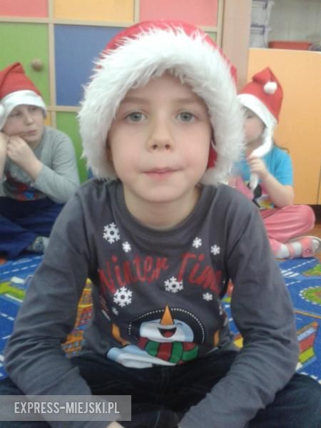 Kuba: Święty Mikołaj przyjeżdża z Ameryki Północnej, a prezenty pomagają mu robić elfy. Prezenty wiozą renifery na saniach. Mikołaj nie ma żony. Ja też bardzo go kocham.