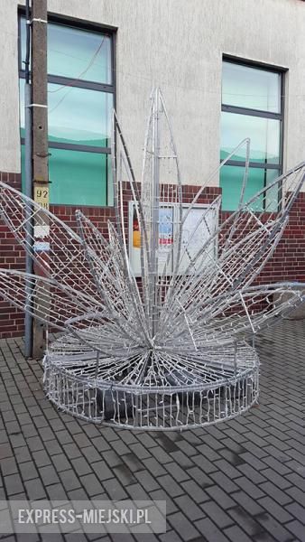 Instalacje butelkową ustawiono obok świetlnej postawionej wcześniej przez gminę