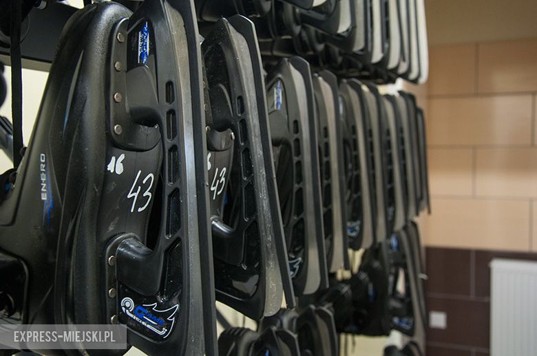 Wypozyczenie łyżew to koszt 5 zł - dorośli i 3 zł - dzieci