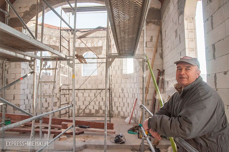 Budowa świątyni w Samborzu. Na zdjęciu Jan Żerelik