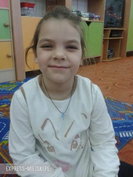 Malwina: Do mnie przyjdzie gwiazdeczka. Poprosiłam ją o fioletowego konia. Gwiazdeczka jest błyszcząca i ma różową sukienkę. W domu mamy już ubraną choinkę. Ubierałam ją z mamą i siostrą, a tato sobie leżał. Choinka ubrana jest w bombki, łańcuchy. Na czubku jest gwiazdeczka, którą kupił tato. 