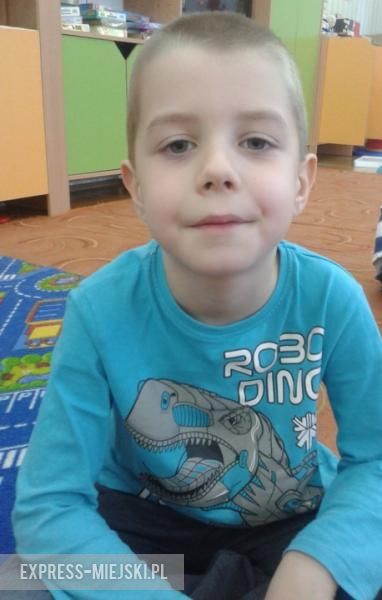 Kuba: Do mnie przychodzi gwiazdor i zawsze kiedy dzwoni dzwonek, otwieram drzwi, ale nikogo nie ma. I gwiazdor ma białe ubranie, nie ma brody, ale ma biało-brązowy worek na prezenty. Gwiazdor pożycza od Mikołaja sanie i renifery. Choinkę ubrałem z moim tatą i mamą, a łańcuch zrobiłem z papieru sam i ubrałem go z moją siostrą. Podczas Wigilii szykujemy stół i dzielimy się opłatkiem.