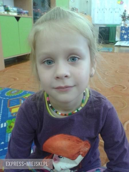 Helenka: Do mnie przychodzi aniołek i w tym roku przyniesie mi klocki lego friends. W wigilię będziemy ubierać choinkę z babcią i dziadkiem, Kornelem moim bratem i rodzicami. Przed wigilią pomagam mamie przygotować różne potrawy - pierogi, barszcz, rybę. Lubię święta, bo jest wolne, dostajemy prezenty i jest choinka. 