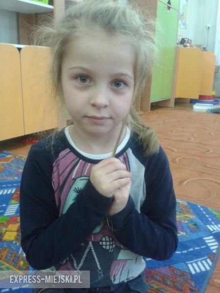 Karolinka: Do mnie w święta przychodzi prawdziwy Święty Mikołaj. W tym roku prosiłam o syrenę podwodną. W święta pomagam mamie nakryć stół. Przed świętami będziemy ubierać choinkę wszyscy razem. Bardzo lubię Święta Bożego Narodzenia, bo jest wolne i jest choinka.